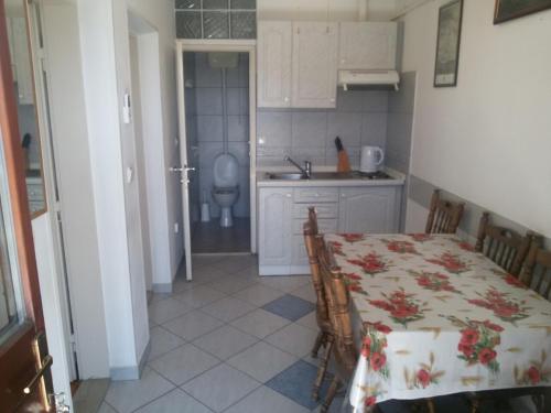 eine Küche mit einem Tisch und eine Küche mit einem Waschbecken in der Unterkunft Apartment Mare - with terrace in Pakoštane
