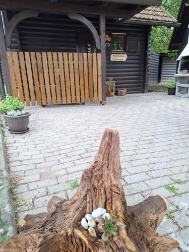 Een boomstronk met stenen erop. bij Hiška Ela 109 in Mostec