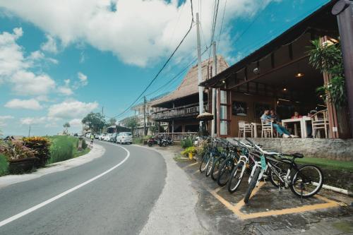 un groupe de vélos garés sur le côté d'une route dans l'établissement Bhuana Agung Villa and Restaurant by ecommerceloka, à Jatiluwih