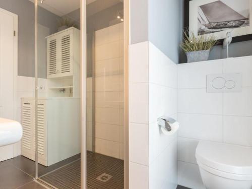 e bagno con servizi igienici e doccia in vetro. di Bomhoffstr. 17, W21, Penthouse, 2OG a Westerland