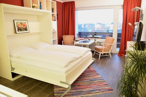 - une chambre avec un lit et un salon dans l'établissement Krabbenliebe, à Westerland
