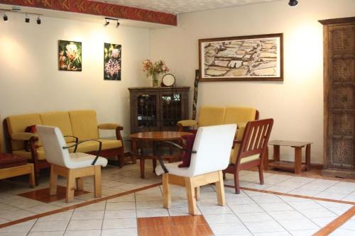 una sala d'attesa con tavolo e sedie di Samay Wasi Pisac Retreat a Písac