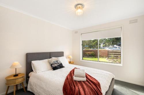1 dormitorio con cama y ventana en Parkview by Short & Long Stays en Geelong