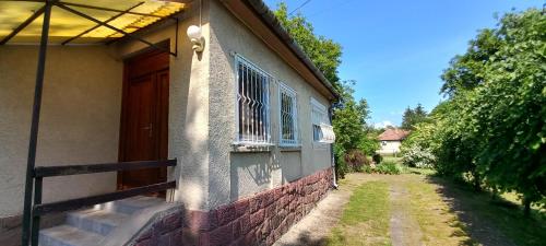 a building with a door and a window on the side at Bukkaranyos in Sály