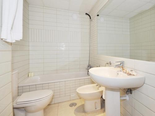 A bathroom at Apartamentos Ambar Beach Unitursa