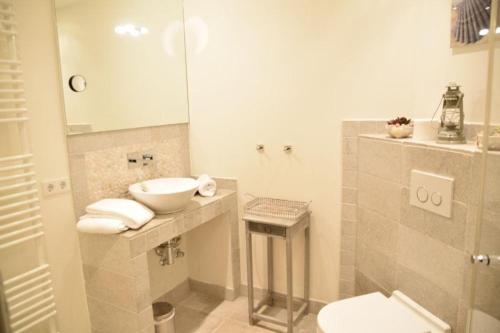 La salle de bains est pourvue d'un lavabo et de toilettes. dans l'établissement Berthin-Bleeg-Str. 1, W4, Esprit 3, à Wenningstedt