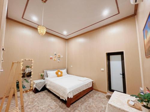 a bedroom with a bed with a teddy bear on it at Pra-Ha Villa in Tam Ðảo