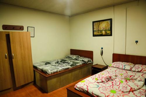 Habitación con 2 camas en una habitación con: en Hotel Residencial Olaya Plaza, en Manizales