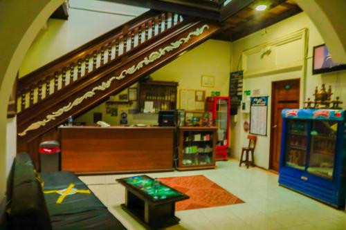 una habitación con una escalera y un mostrador con una tienda en Hotel Residencial Olaya Plaza, en Manizales