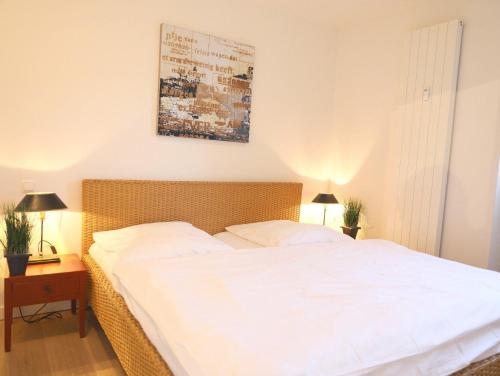 - une chambre avec un grand lit et des draps blancs dans l'établissement Viktoriastraße 6, Whg.7, V.-Residenz, à Westerland
