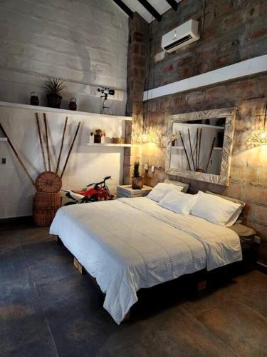 1 dormitorio con 1 cama grande en una habitación en Hermosa casa en Cauca Viejo, en Jericó