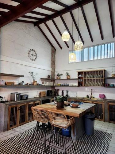 a large kitchen with a wooden table and chairs at Hermosa casa en Cauca Viejo in Jericó