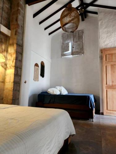 a bedroom with two beds and a ceiling at Hermosa casa en Cauca Viejo in Jericó