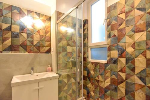 uma casa de banho com um chuveiro e um lavatório. em Athens loft 5 min from Monastiraki metro stop em Atenas