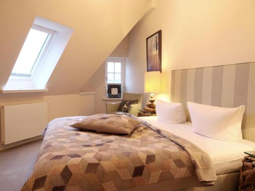 - une chambre mansardée avec un grand lit dans l'établissement Am Loo 8b, List, à List auf Sylt