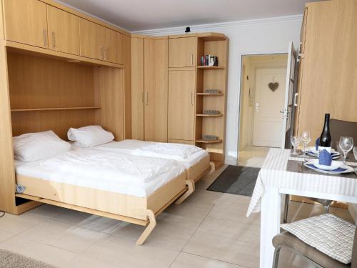 1 dormitorio con 1 cama grande y 1 mesa en Sueßes Appartement im Zentrum von Westerland in unmittelbarer Strandnähe, en Westerland