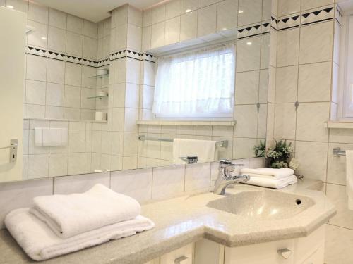 uma casa de banho branca com um lavatório e um espelho em Sueßes Appartement im Zentrum von Westerland in unmittelbarer Strandnähe em Westerland