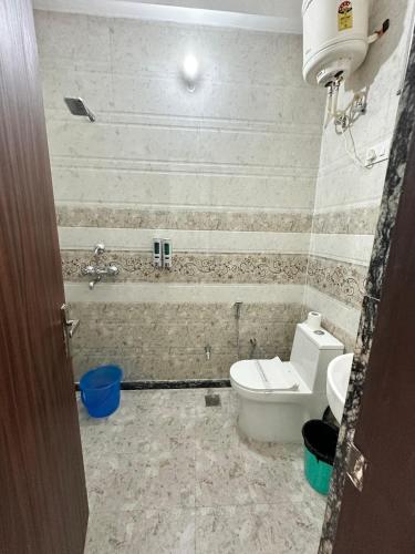 uma casa de banho com um WC e uma banheira em namastay farm em Jaipur