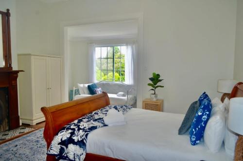 Llit o llits en una habitació de Charming Mountain Escape - Katoomba