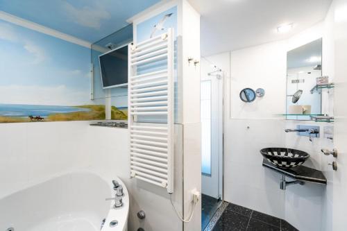 La salle de bains est pourvue d'une baignoire et d'un lavabo. dans l'établissement Hanseatenhaus, W71, à Westerland