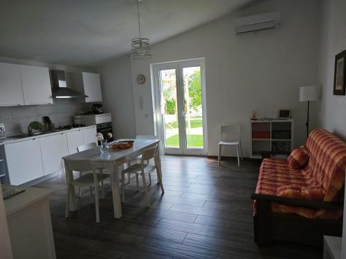 uma cozinha e sala de estar com uma mesa e um sofá em Villa Leone em Pisticci