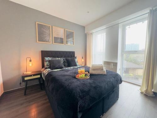Un dormitorio con una cama con una bandeja de fruta encima. en Central Luton Apartment, en Luton