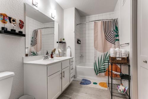 聖安東尼奧的住宿－Stylish Condo facing Riverwalk with private parking 1441，白色的浴室设有水槽和淋浴。