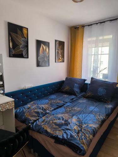 ラトクフにあるApartament Przy Rynku w Radkowieの青いソファ付きの客室のベッド1台