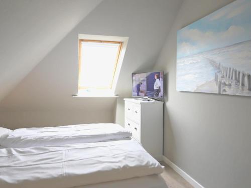 ヴェスターラントにあるAndreas-Nielsen-Str. 12, W3のベッドルーム1室(ベッド1台付)が備わります。壁には絵画が飾られています。