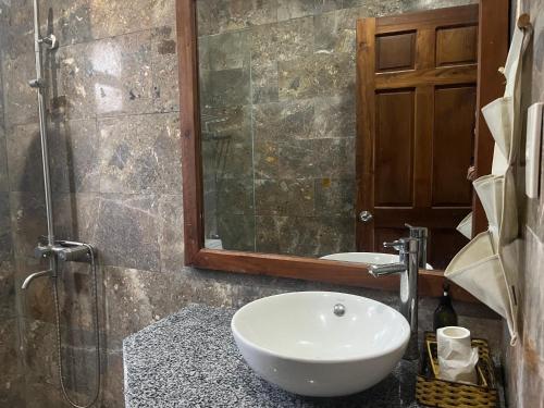a bathroom with a sink and a mirror at Pastorale Villa Cam Chau in Tân Thành (1)