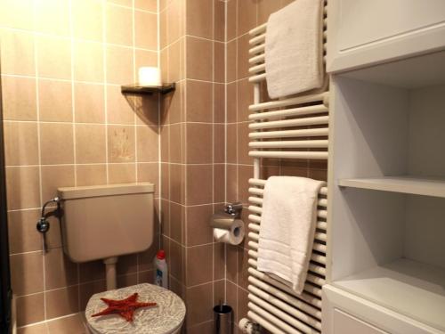baño con aseo con estrella de mar en Appartement mit 2 Balkonen, en Westerland