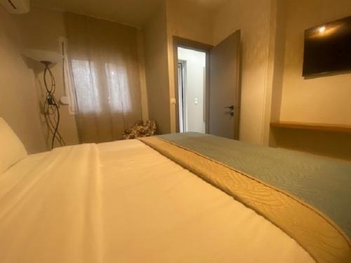 a large bed in a room with a window at Estia Luxury Apartment in Ierápetra