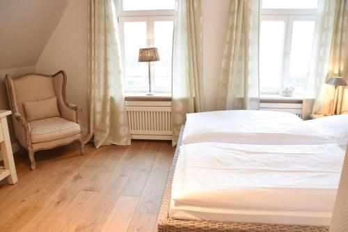 1 dormitorio con 1 cama, 1 silla y 1 ventana en Bundiswung 9 Whg. 4, GB2, en Westerland