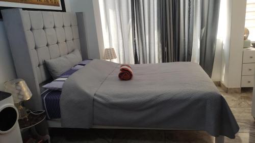 - une chambre avec un lit orné d'une rose rouge dans l'établissement mini departamento tipo loft .en puente piedra., à Puente Piedra