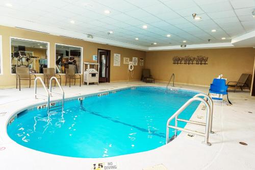 สระว่ายน้ำที่อยู่ใกล้ ๆ หรือใน Holiday Inn Express and Suites Meriden, an IHG Hotel