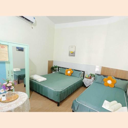 a room with two beds and a table with a mirror at Pra-Ha Villa in Tam Ðảo