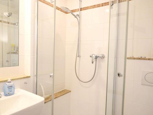 um chuveiro com uma porta de vidro na casa de banho em Wohnen Sie im Herzen Westerlands, in einer komplett neu renovierten 1-Zimmer Wohnung em Westerland