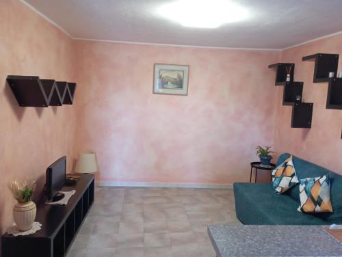 een woonkamer met een bank en een tv bij Casa Alice in Ciriè