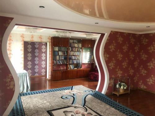 ein Wohnzimmer mit roten Wänden und ein Zimmer mit einem Tisch in der Unterkunft Adorable 3 bedroom house villa with mountain view and beautiful garden in Baytyk