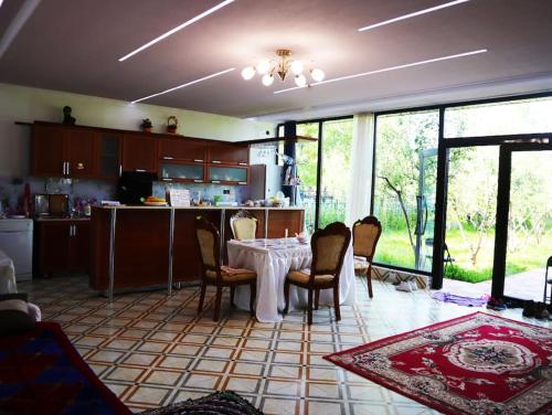 Adorable 3 bedroom house villa with mountain view and beautiful garden的厨房或小厨房