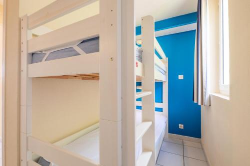 une petite chambre avec des lits superposés dans une auberge dans l'établissement Résidence le Hameau de Cap Esterel - maeva Home - Studio 4 Personnes - Sélection MAE-1064, à Saint-Raphaël