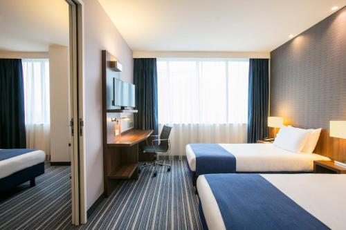 Pokój hotelowy z 2 łóżkami i biurkiem w obiekcie Holiday Inn Express Amsterdam Arena Towers, an IHG Hotel w Amsterdamie