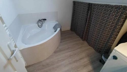 ein Badezimmer mit einer Badewanne mit Duschvorhang in der Unterkunft Maison Guerande La Baule in Guérande