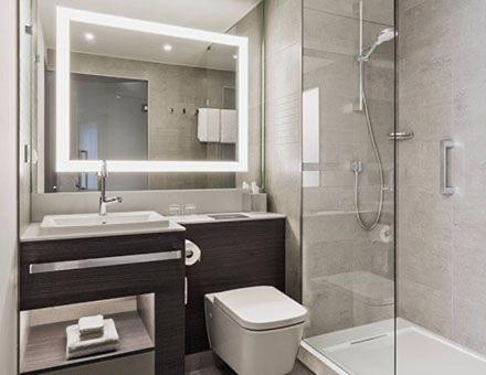 y baño con aseo, lavabo y ducha. en Apart-Hotel 4 Guest EVN Airport en Ereván
