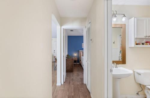 La salle de bains blanche est pourvue d'un lavabo et d'un miroir. dans l'établissement Sebastian Home, 10 min from beach, à Sebastian
