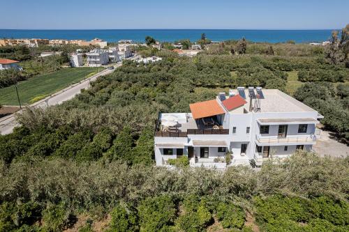 Sol Luxury Apartment - close to the beach with a private heated mini pool