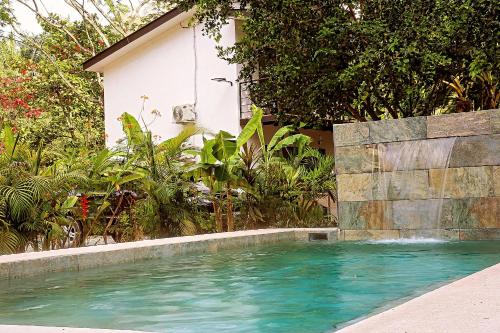 una piscina di fronte a una casa di Apartamentos Vista Verde a Carmen
