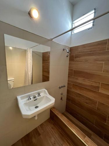 特爾馬斯德里奧翁多的住宿－Casa Termal, completa，一间带水槽和镜子的浴室