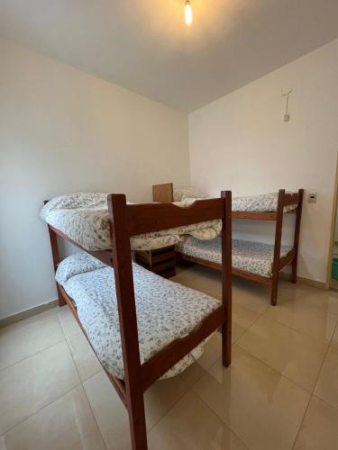 Zimmer mit 3 Etagenbetten in der Unterkunft Casa Termal, completa in Termas de Río Hondo