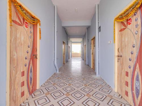 pasillo vacío con suelo de baldosa y paredes blancas en G7 Residency en Pargi